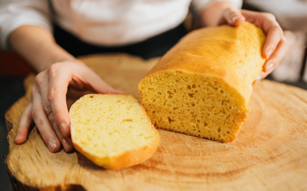 Pão cortado em fatia