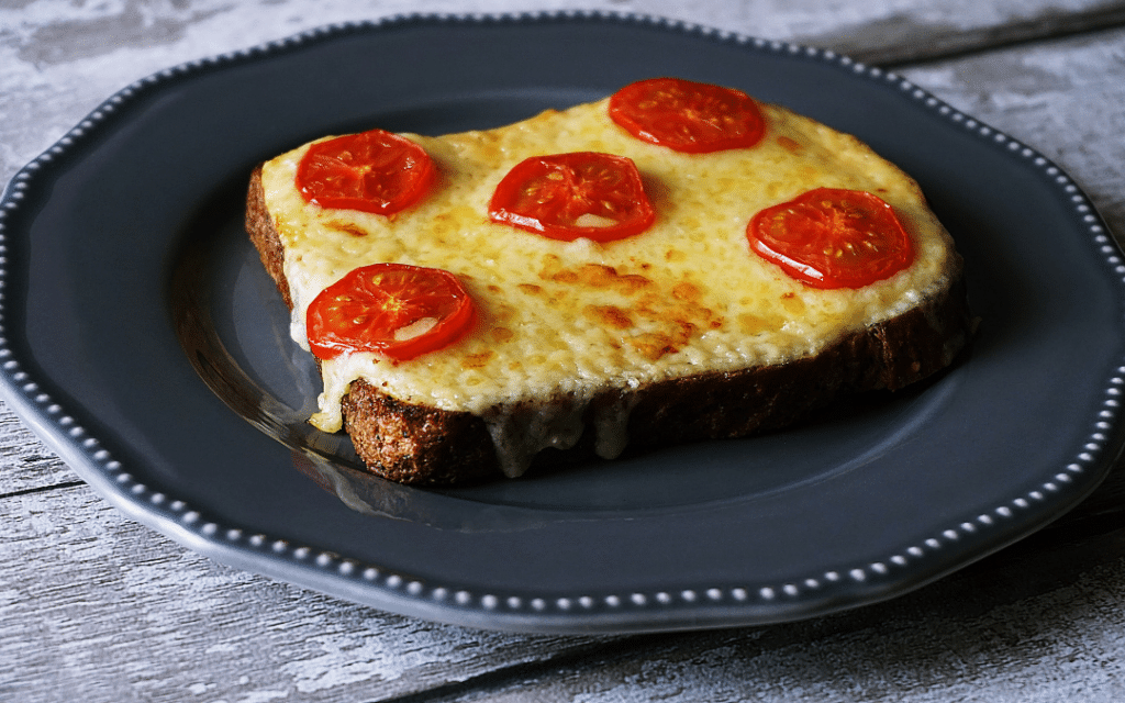 Torrada com queijo e tomates